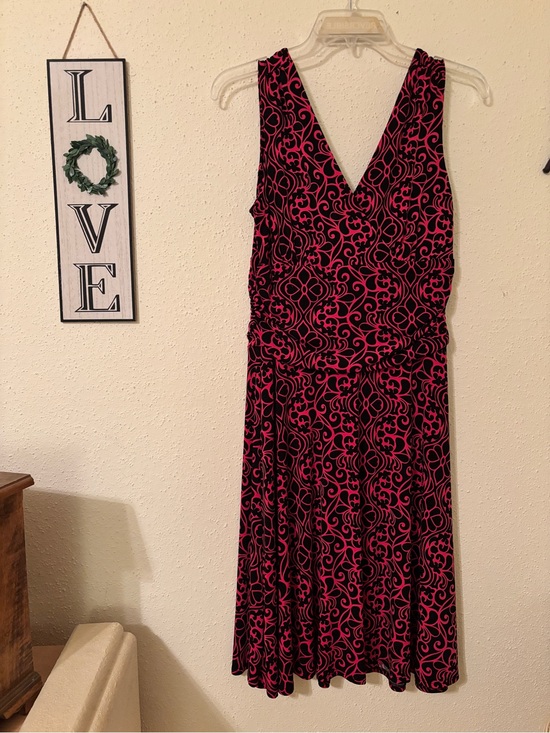 Glamour Dresses & Skirts - Glamour Sleeveless Pink & Black Patterned V-Neck Dress